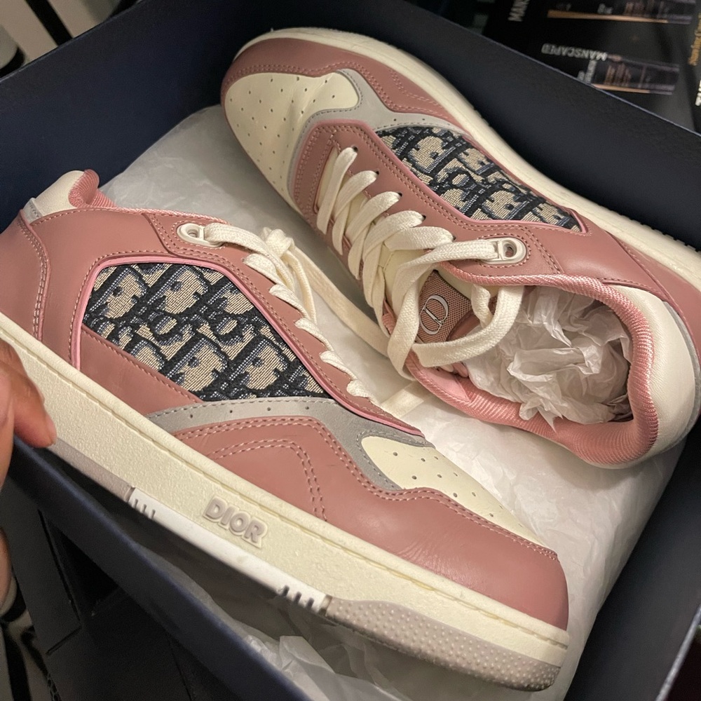 Beige and burgundy Dior B27 Size
9-Slightly worn but in Good condition AUTHENTIC